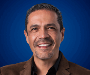 Retrato profesional de Jorge Saldívar, conferencista experto en retail, innovación y estrategia empresarial en América Latina.