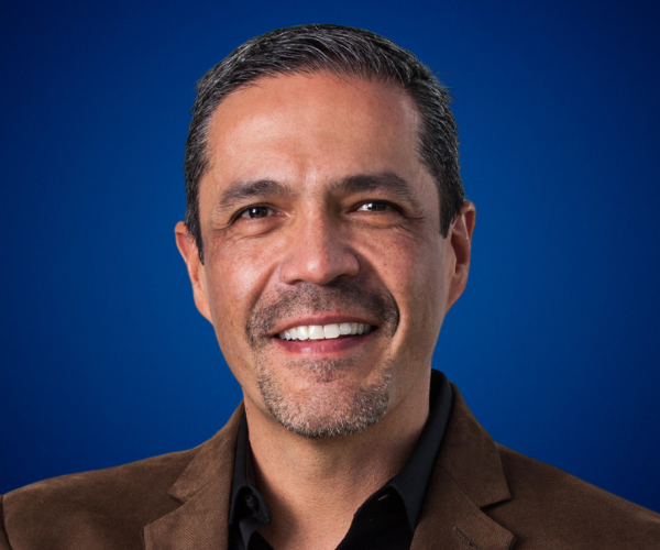 Retrato profesional de Jorge Saldívar, conferencista experto en retail, innovación y estrategia empresarial en América Latina.