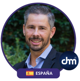 José Miguel Sánchez sonriendo, psicólogo de alto rendimiento y conferencista internacional de España, experto en liderazgo y desarrollo personal.