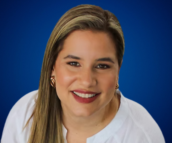 Karina Masías sonriendo, experta en desarrollo humano y liderazgo femenino.