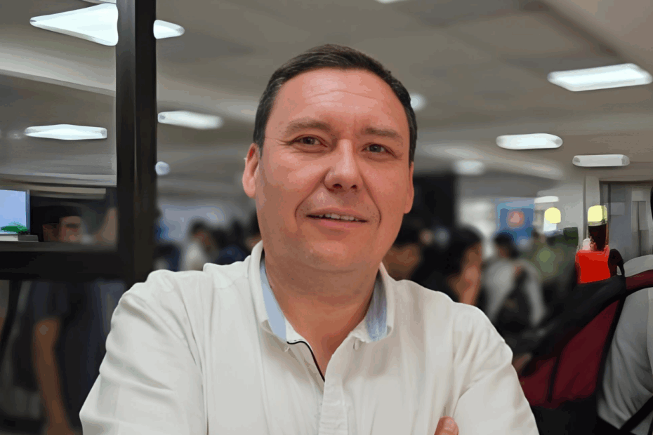 Marcelo Muñoz en primer plano, con camisa blanca, en un entorno corporativo, representando liderazgo y experiencia multigeneracional.