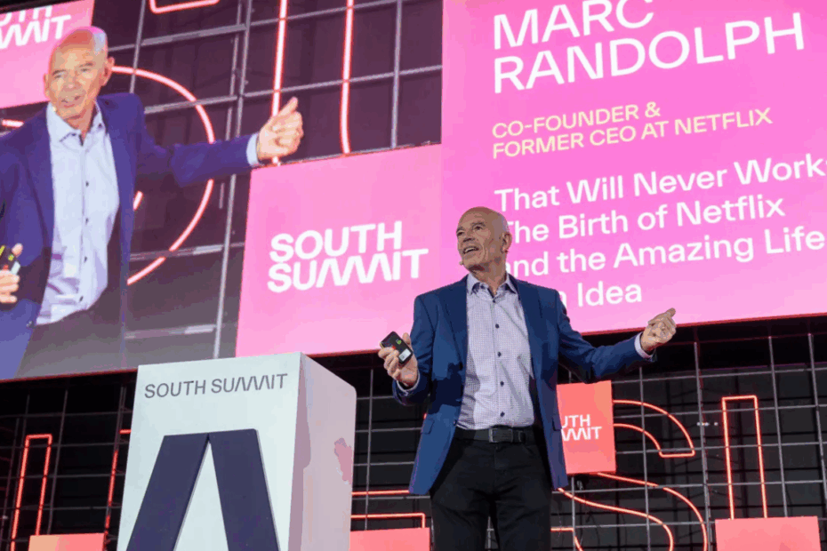 Marc Randolph durante su conferencia en el South Summit 2025, compartiendo su visión sobre innovación y cultura empresarial.
