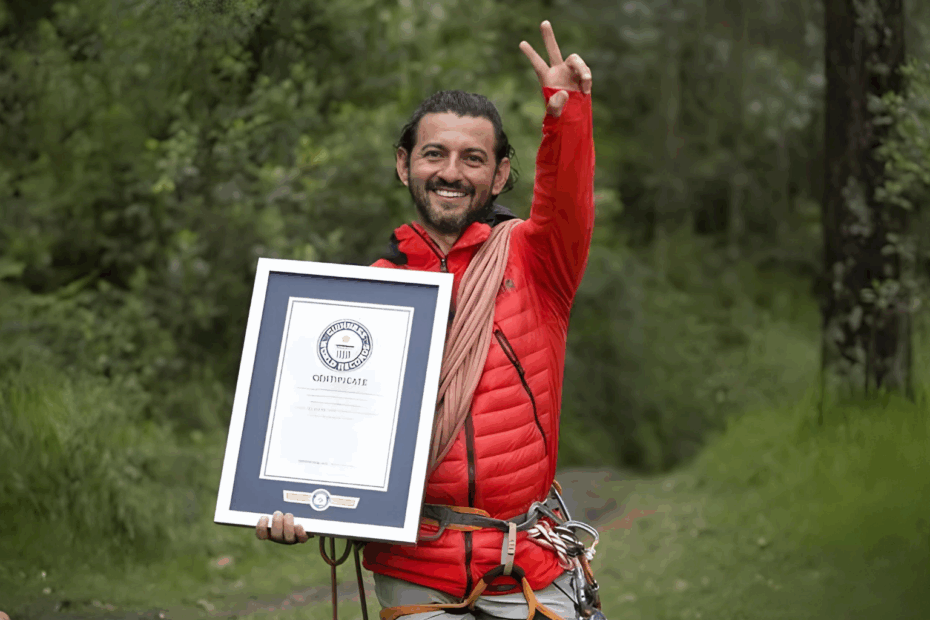 Millán Ludeña sonríe con certificado Guinness World Record en la mano tras superar un desafío extremo.