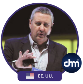 Raúl Castro dando una conferencia en Estados Unidos, con micrófono de diadema y gesto expresivo, experto en liderazgo y transformación organizacional.