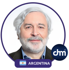 Fotografía profesional de Roberto Alejandro Llauró con marco circular, bandera de Argentina y logo de Charlas Motivacionales Latinoamérica.