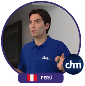 Roger Espinosa dictando conferencia en Perú con logo de Charlas Motivacionales Latinoamérica