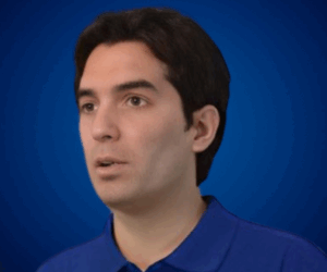 Roger Espinosa en retrato profesional con fondo azul