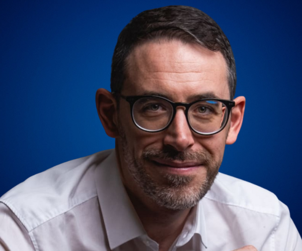 Necesito para esta imagen de Diego Gómez alt text, título, leyenda y descripción, todo en español (el nombre debe salir en todos los textos porque es la palabra clave a posicionar)