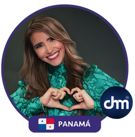 Roxana Chacón haciendo gesto de corazón con las manos, vestida de verde, representante de Panamá y especialista en marketing experiencial.