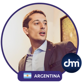 Sebastián Pendino dando una conferencia, experto argentino en marketing digital y transformación digital, en una presentación profesional.