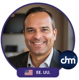 Sergio Rey sonriendo con camisa a cuadros, conferencista internacional y experto en liderazgo, marketing digital e inteligencia artificial.