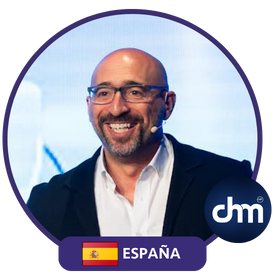 Sergio de la Calle sonriendo durante una conferencia, experto en cultura organizacional y liderazgo en España.