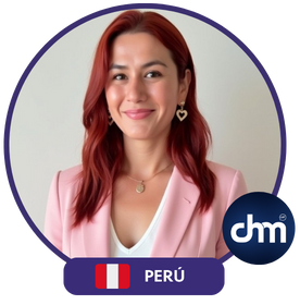 Retrato de Yera Flores con fondo claro, vestida de rosa, junto al logo de Charlas Motivacionales Latinoamérica y la bandera de Perú.