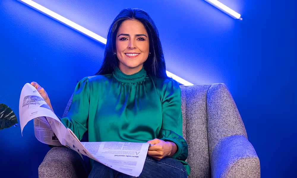 Claudia Palacios periodista colombiana en conferencia sobre liderazgo, equidad de género y comunicación efectiva.