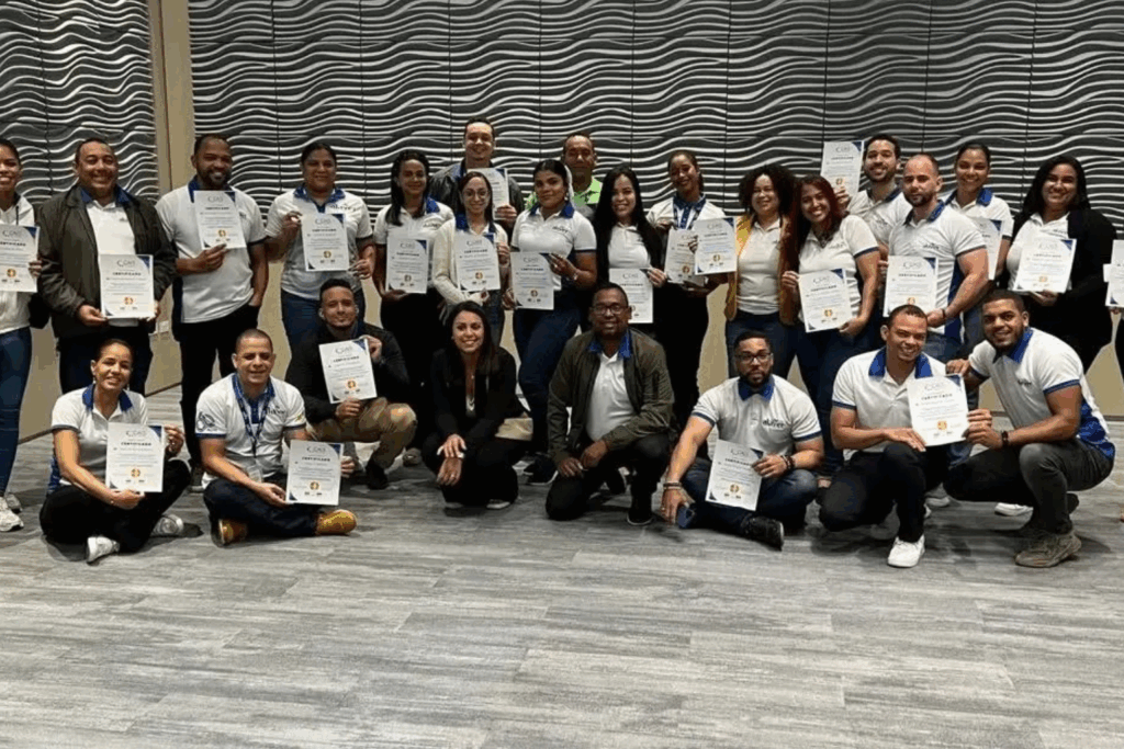 Delia Beato junto a un grupo de participantes mostrando certificados tras finalizar su taller de liderazgo.