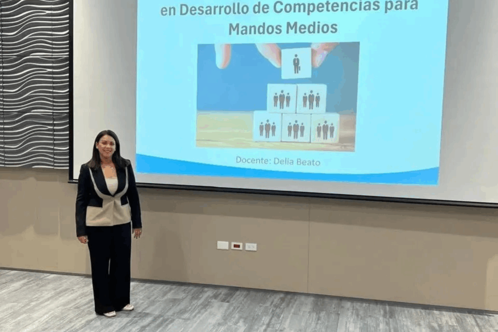 Delia Beato impartiendo taller de desarrollo de competencias para mandos medios en sala de capacitación.