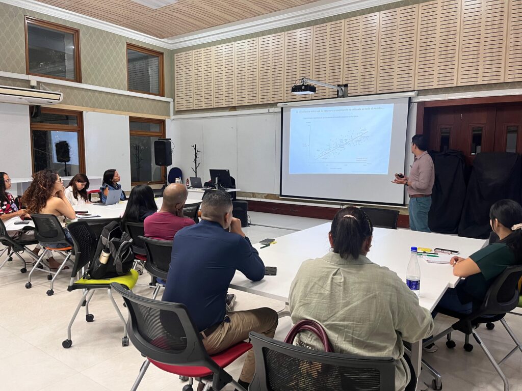 Marcos Burgos dirigiendo un taller interactivo sobre análisis de datos frente a un grupo de profesionales.