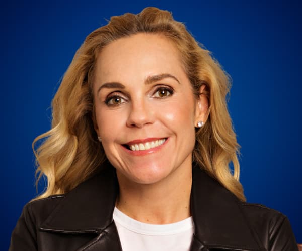 Adriana Lozano sonriente, conferencista experta en liderazgo y empoderamiento femenino.