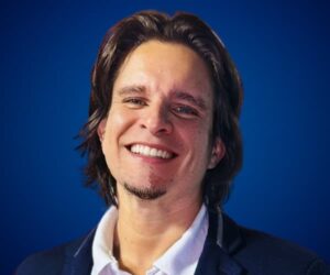 Alejandro Medina sonriente, conferencista experto en innovación y emprendimiento.