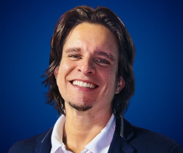 Alejandro Medina sonriente, conferencista experto en innovación y emprendimiento.