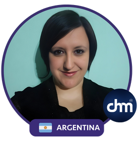 Fotografía de Cecilia Frontera, con marco digital de la comunidad Digital Marketing (dm), junto a la bandera de Argentina y fondo celeste.