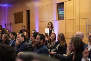 Carmen Luz Morales interactuando con el público durante su conferencia de liderazgo y transformación organizacional.