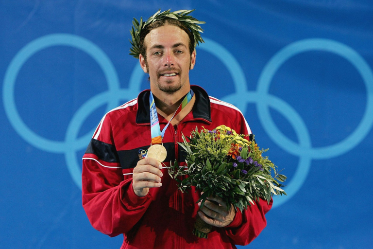 Fotografía del oro olímpico de Nicolás Massu sosteniendo su medalla en los Juegos Olímpicos de Atenas 2004.