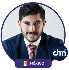 Fotografía de Edgar Dojaque con traje azul y corbata roja, en un marco circular con la bandera de México y el logotipo de Charlas Motivacionales Latinoamérica.