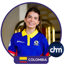 Fotografía de Emily Clavel, conferencista de Colombia, vistiendo camiseta deportiva azul con detalles amarillos y rojos, sonriendo con confianza y calidez.