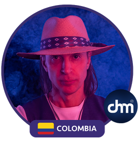 Ezequiel López con sombrero y fondo azul, conferencista argentino con estilo innovador.