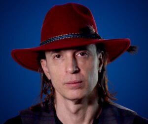 Ezequiel López con sombrero rojo, reconocido por su estilo auténtico y conferencias disruptivas.