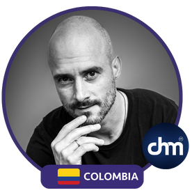 Felipe Corrales en retrato en blanco y negro con bandera de Colombia y logo de Charlas Motivacionales.