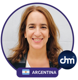 Foto de Fernanda Kersman con marco redondo, bandera de Argentina y logo de Charlas Motivacionales Latinoamérica.