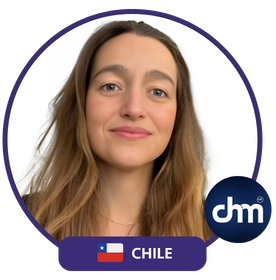 Fotografía de Francisca Deves con marco digital de Charlas Motivacionales Latinoamérica, junto a la bandera de Chile y fondo blanco.