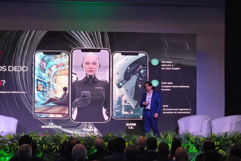 Fotografía de Alejandro Medina en conferencia sobre inteligencia artificial, junto a una pantalla con imágenes futuristas de IA generativa, general y superinteligencia artificial.