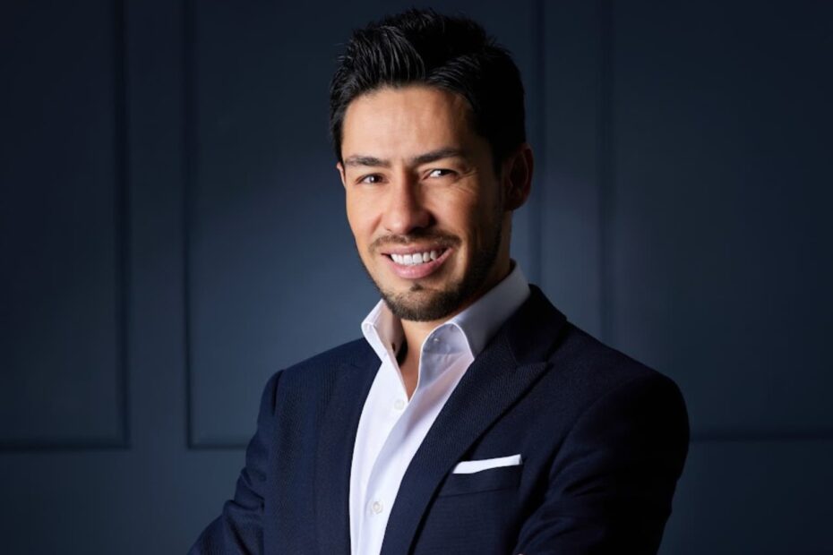 Sergio Nava experto en liderazgo empresarial posando con traje elegante para su conferencia motivacional.