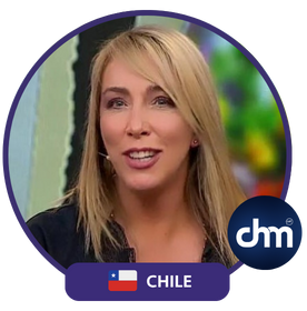 Jennifer Warner en primer plano, sonriendo, con bandera de Chile y logo de Charlas Motivacionales