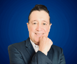 Retrato profesional de Jorge Peláez, conferencista y coach experto en liderazgo y motivación empresarial.