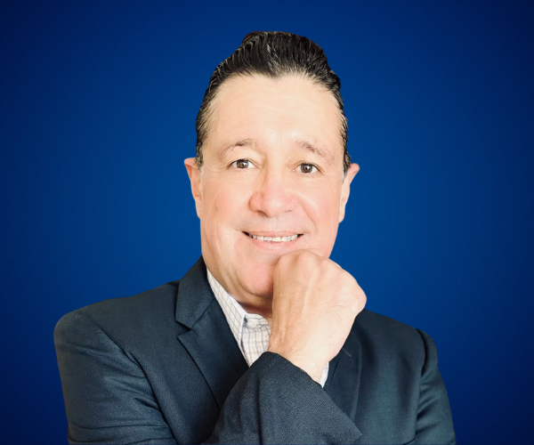 Retrato profesional de Jorge Peláez, conferencista y coach experto en liderazgo y motivación empresarial.