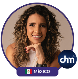 Fotografía de Karem Torres con fondo neutro, sonriendo, enmarcada con la bandera de México y el logo de Charlas Motivacionales Latinoamérica.