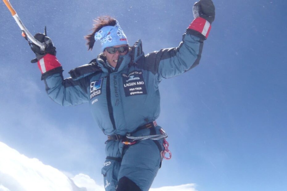Edurne Pasaban escalando una cumbre nevada con equipo de alta montaña
