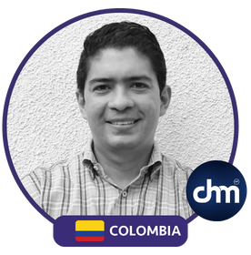 Marcos Burgos con bandera de Colombia y logo de Charlas Motivacionales.