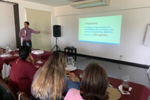 Conferencista dando la charla Más Humano, Menos Digital a un equipo empresarial, destacando la importancia de equilibrar tecnología y humanidad.