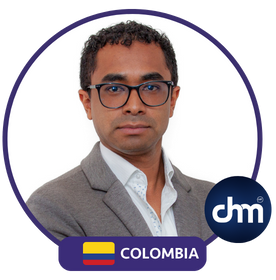 Mauricio Benavides con bandera de Colombia y logo de Charlas Motivacionales.