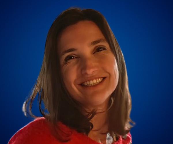 Melina Serra sonriendo con fondo azul profesional.