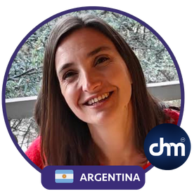 Melina Serra sonriente con insignia de Argentina y logo de Charlas Motivacionales.