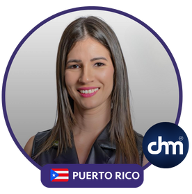 Foto de Mildred Ramírez con marco redondo, bandera de Puerto Rico y logo de Charlas Motivacionales Latinoamérica.