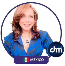 Mónica Colin de Velasquez con outfit azul, bandera de México y logo de Charlas Motivacionales.