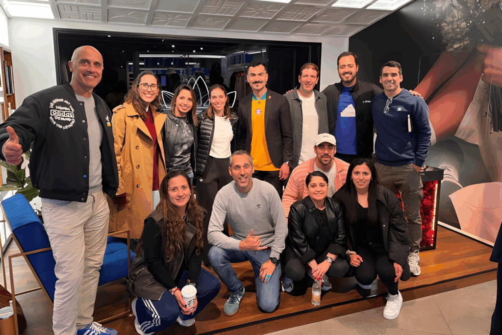 Fotografía de Octavio Díaz Matus junto a un grupo de profesionales en un espacio moderno, posando con sonrisas y gestos de camaradería.