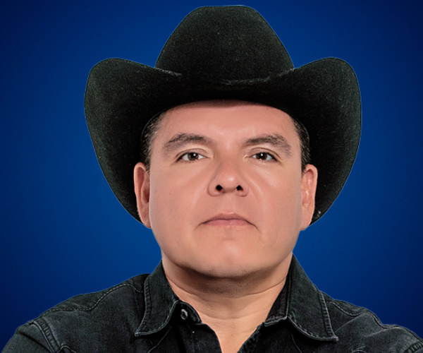 Rodolfo Rodríguez, conferencista motivacional con sombrero negro, especialista en liderazgo y superación personal.